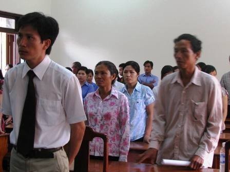 Trong 2 phiên tòa sơ thẩm và phúc thẩm sau đó của TAND tỉnh Bình Phước đều tuyên phạt Lê Bá Mai mức án tử hình về 2 tội danh “giết người và hiếp dâm trẻ em”.